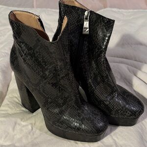 Zara Black Textured Heeled Boots